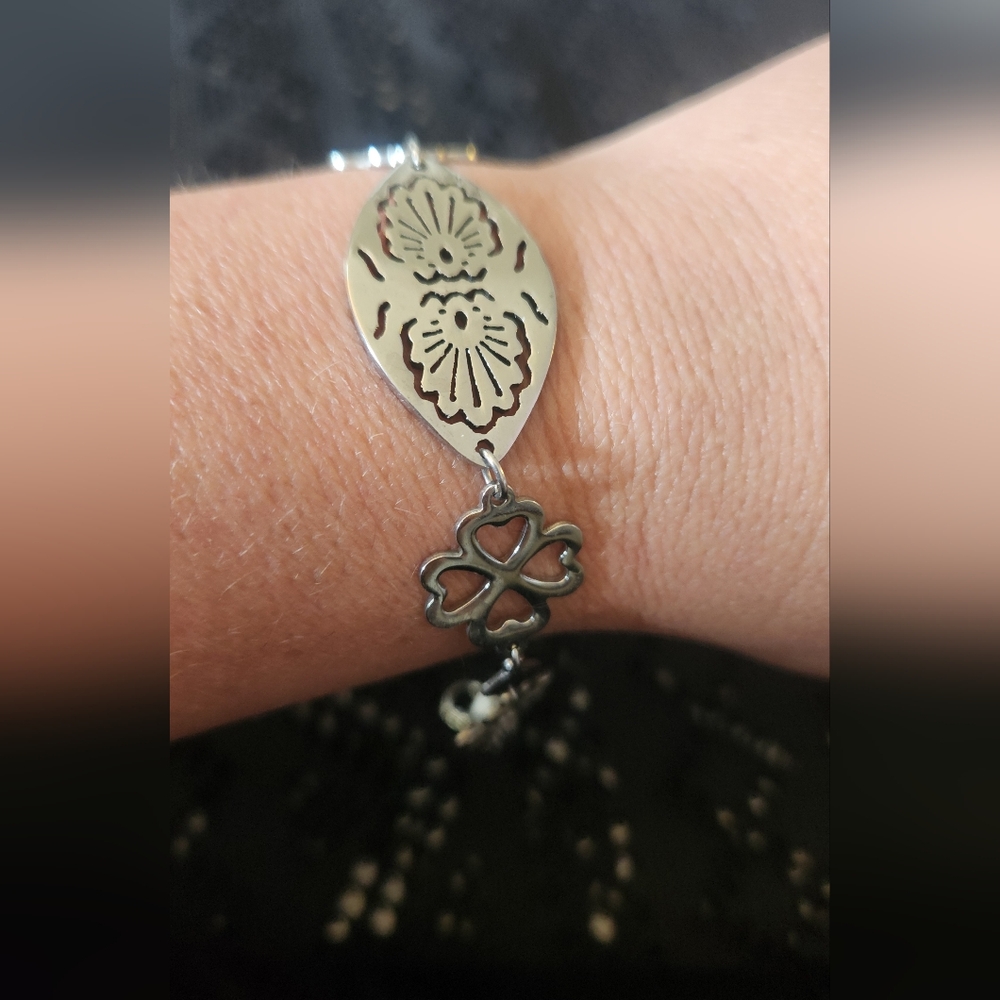 2/15$ ❤️ Elegant Silver Clover Bracelet